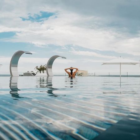 J44 Lifestyle Hotel Lido di Jesolo Esterno foto Infinity pool at the hotel