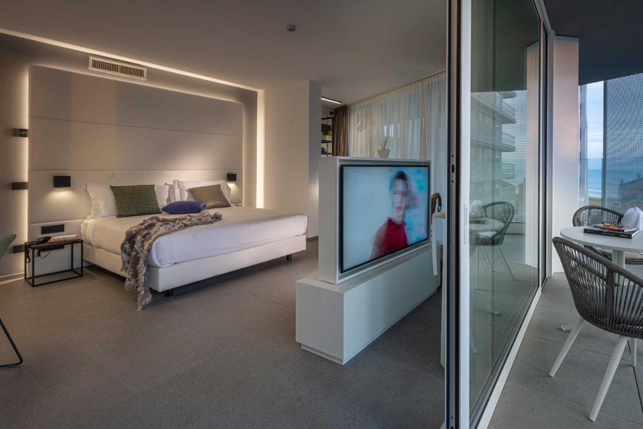 J44 Lifestyle Hotel Lido di Jesolo Esterno foto A suite at the hotel
