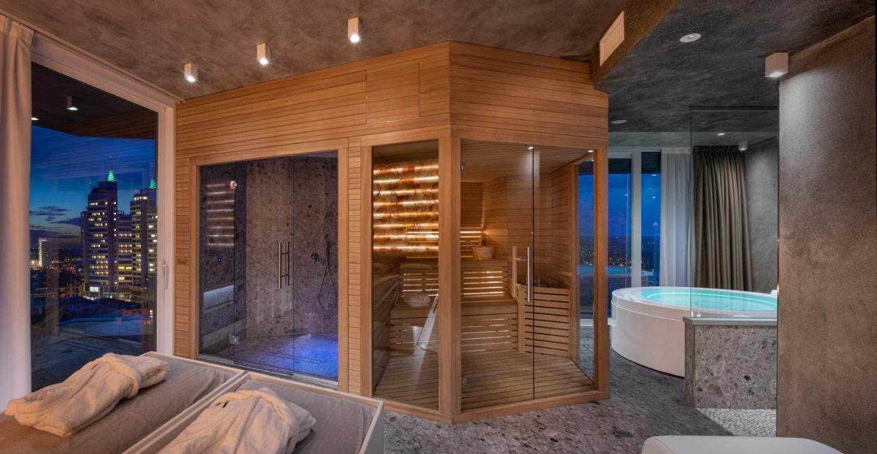 J44 Lifestyle Hotel Lido di Jesolo Esterno foto A modern Finnish sauna