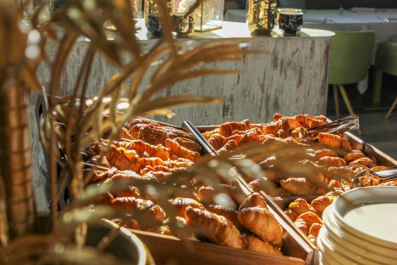 J44 Lifestyle Hotel Lido di Jesolo Esterno foto Croissants at a buffet