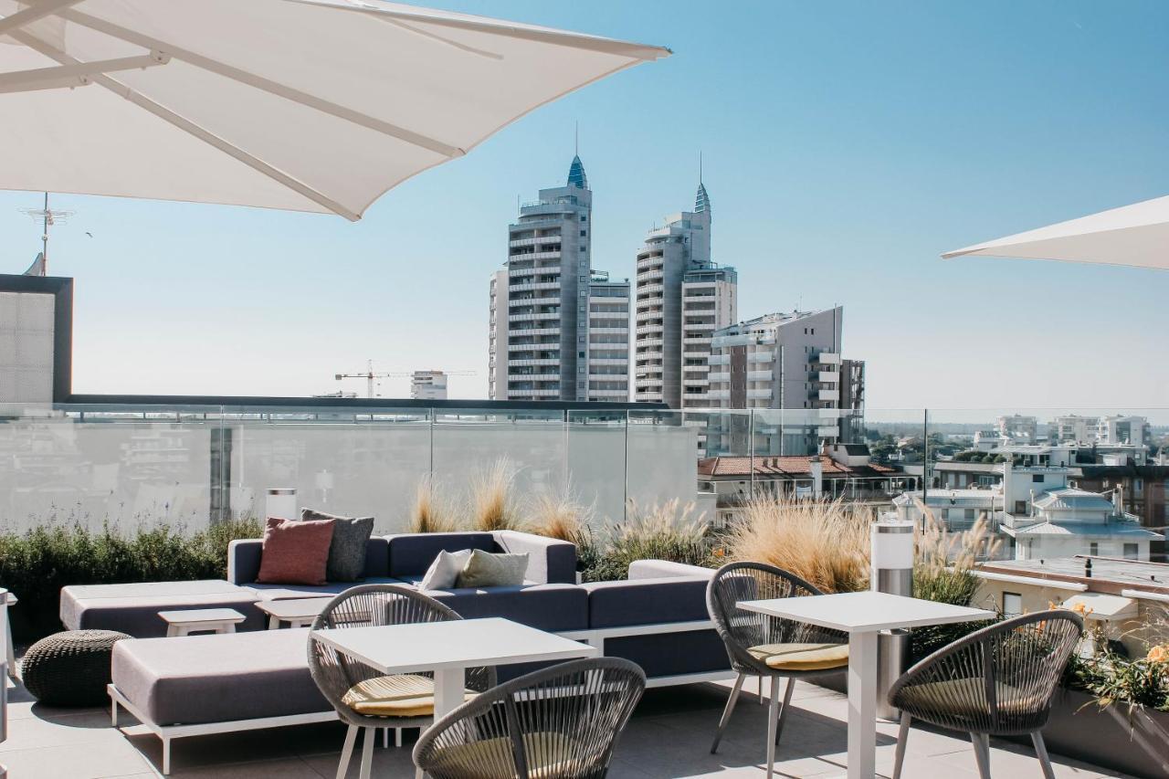 J44 Lifestyle Hotel Lido di Jesolo Esterno foto The rooftop lounge at the Hotel