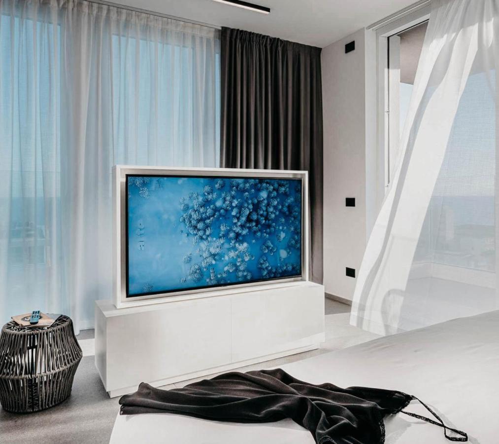 J44 Lifestyle Hotel Lido di Jesolo Esterno foto A hidden television