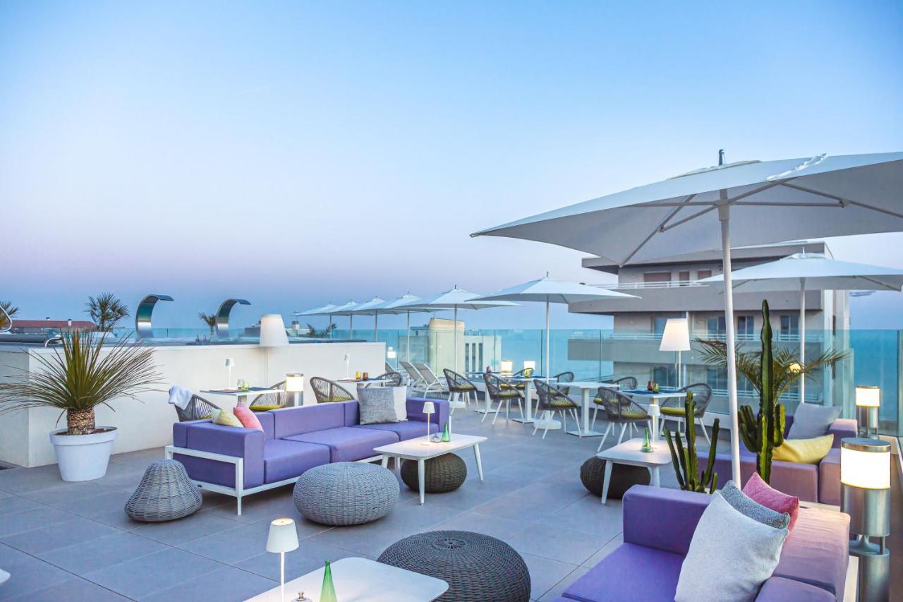 J44 Lifestyle Hotel Lido di Jesolo Esterno foto The rooftop bar at the hotel