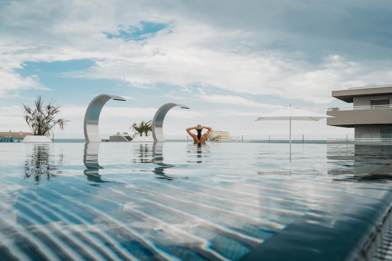 J44 Lifestyle Hotel Lido di Jesolo Esterno foto Infinity pool at the hotel