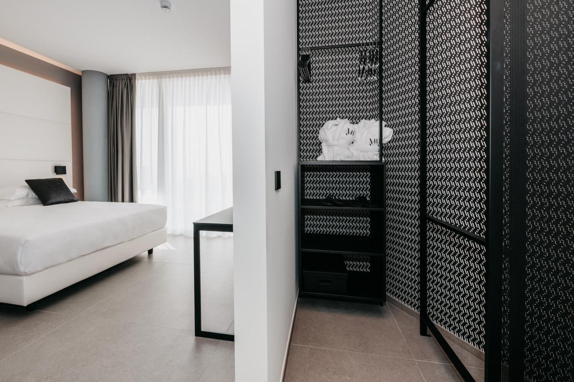 J44 Lifestyle Hotel Lido di Jesolo Esterno foto A room at the hotel