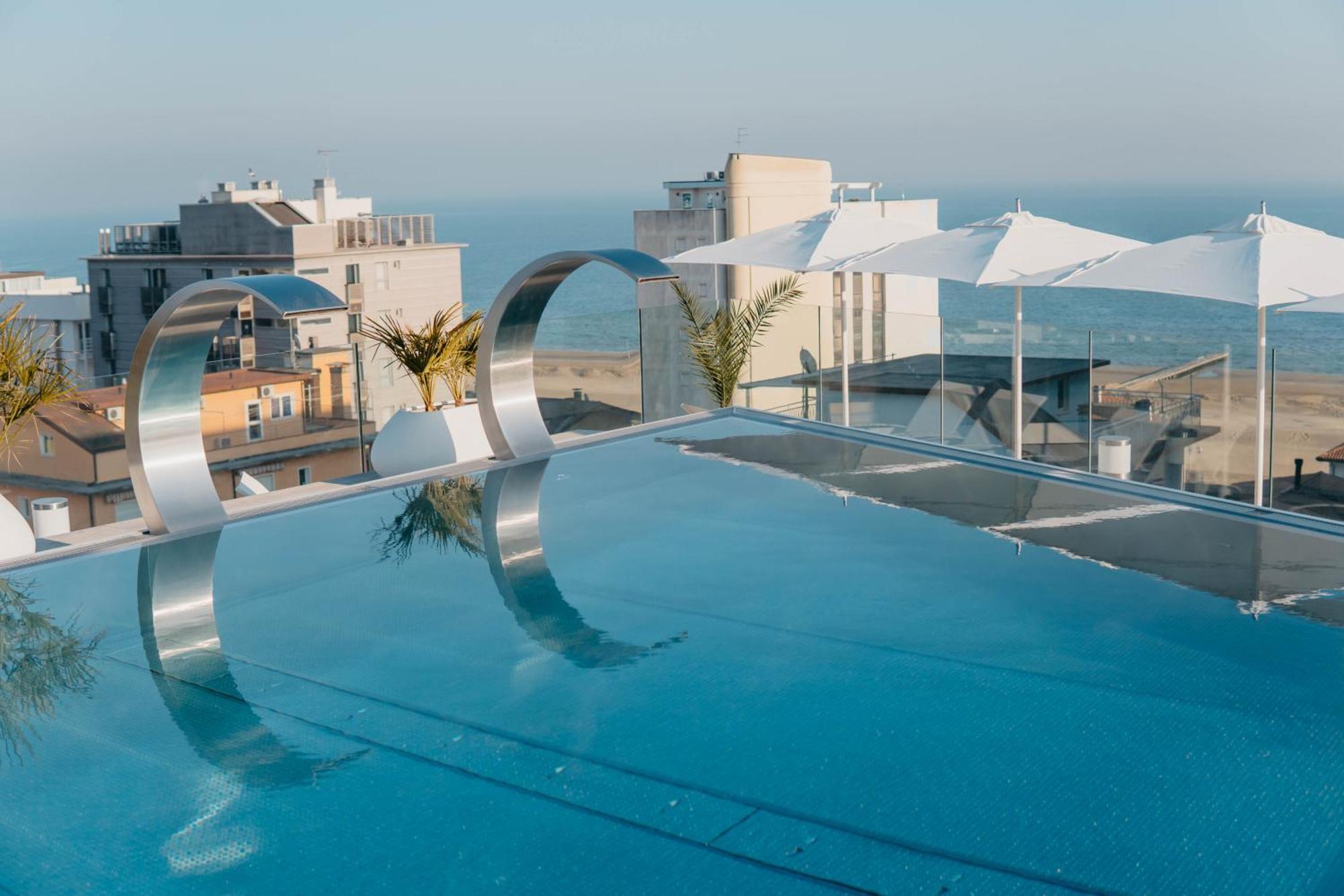 J44 Lifestyle Hotel Lido di Jesolo Esterno foto The rooftop pool at the hotel