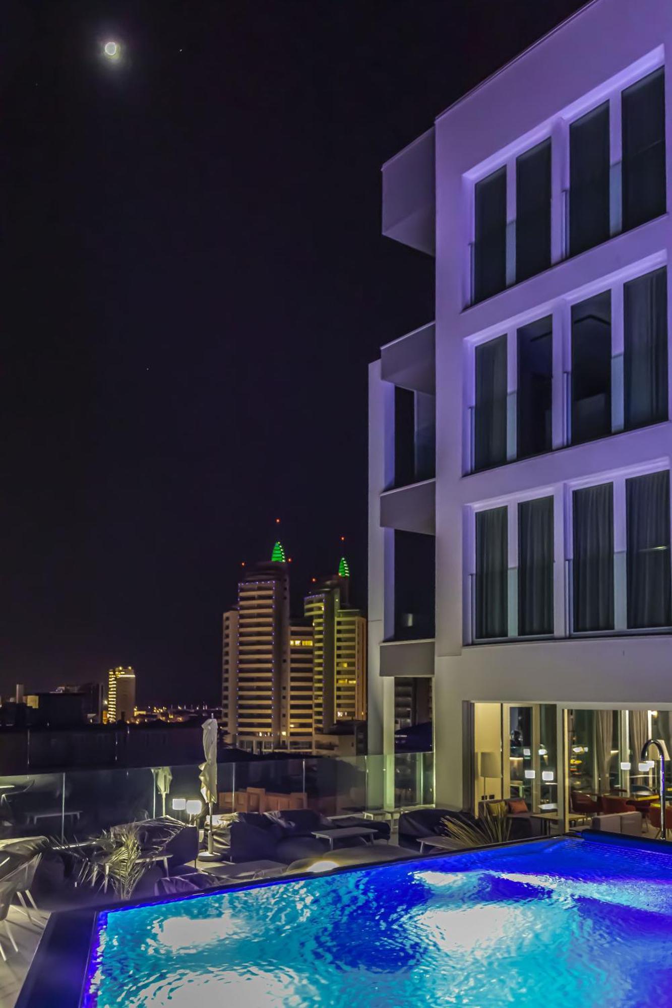 J44 Lifestyle Hotel Lido di Jesolo Esterno foto The hotel at night