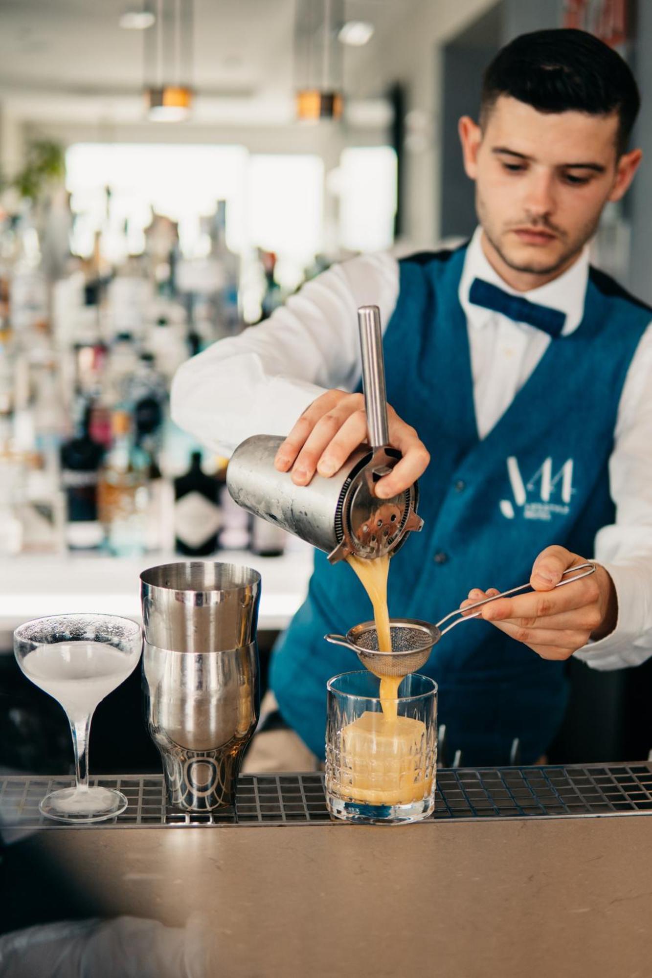 J44 Lifestyle Hotel Lido di Jesolo Esterno foto A bartender straining a cocktail