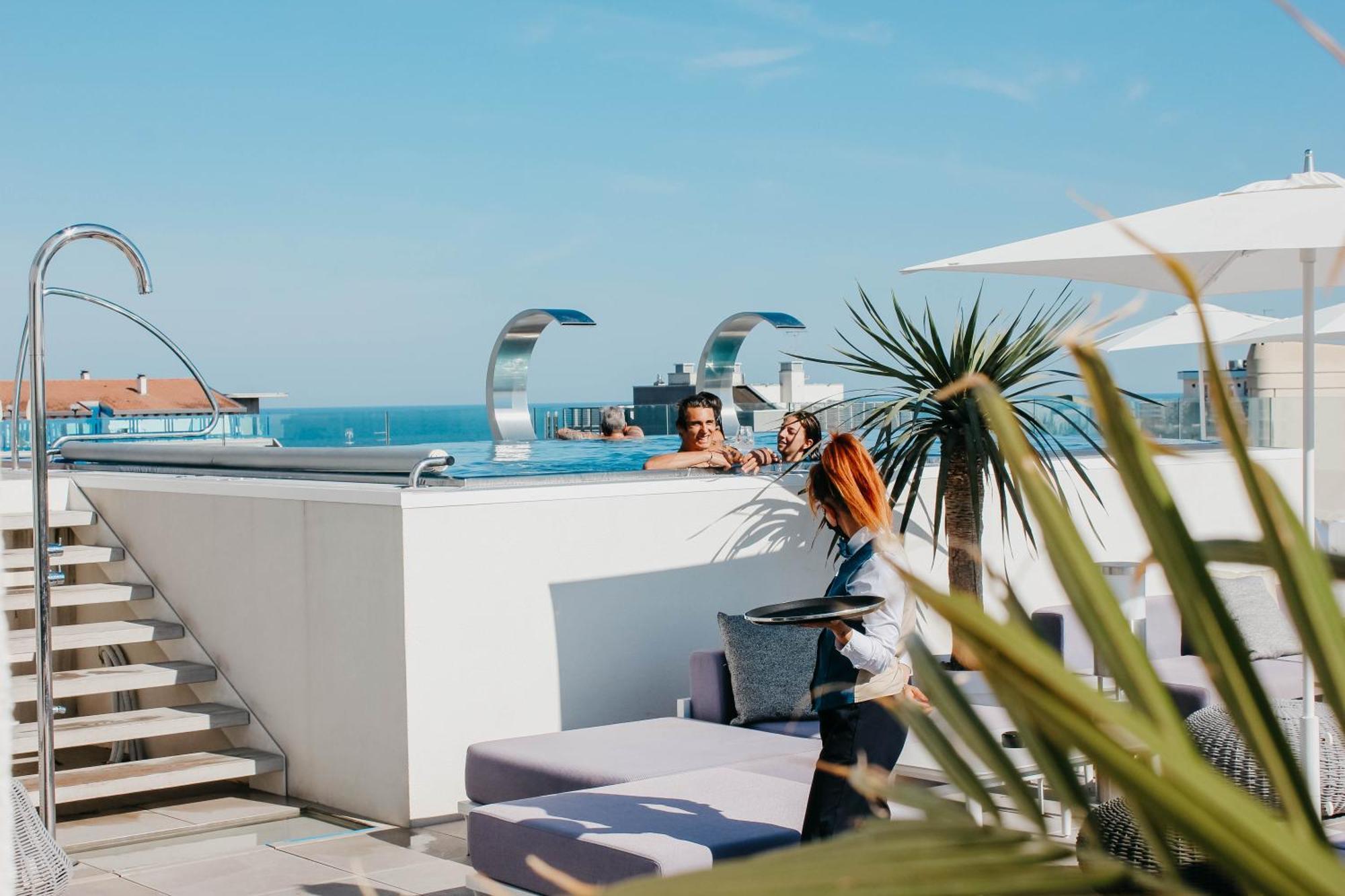 J44 Lifestyle Hotel Lido di Jesolo Esterno foto Rooftop pool at the Hotel