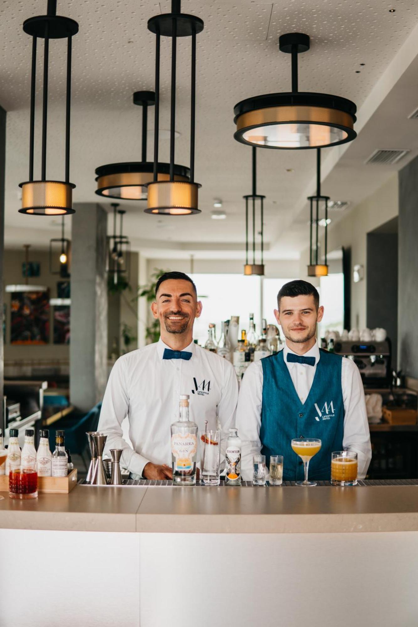 J44 Lifestyle Hotel Lido di Jesolo Esterno foto The bar at the MÖVENPICK Hotel in Belgrade