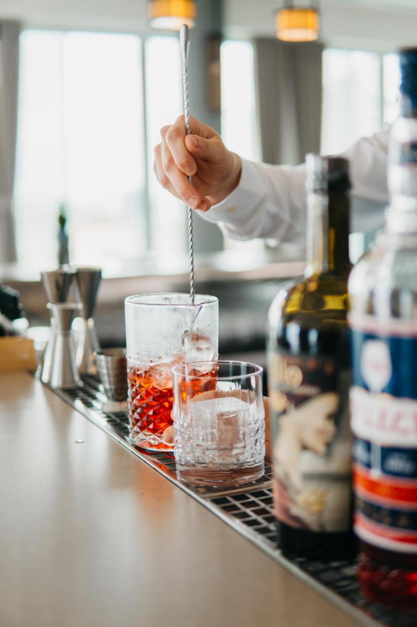 J44 Lifestyle Hotel Lido di Jesolo Esterno foto A bartender stirring a cocktail
