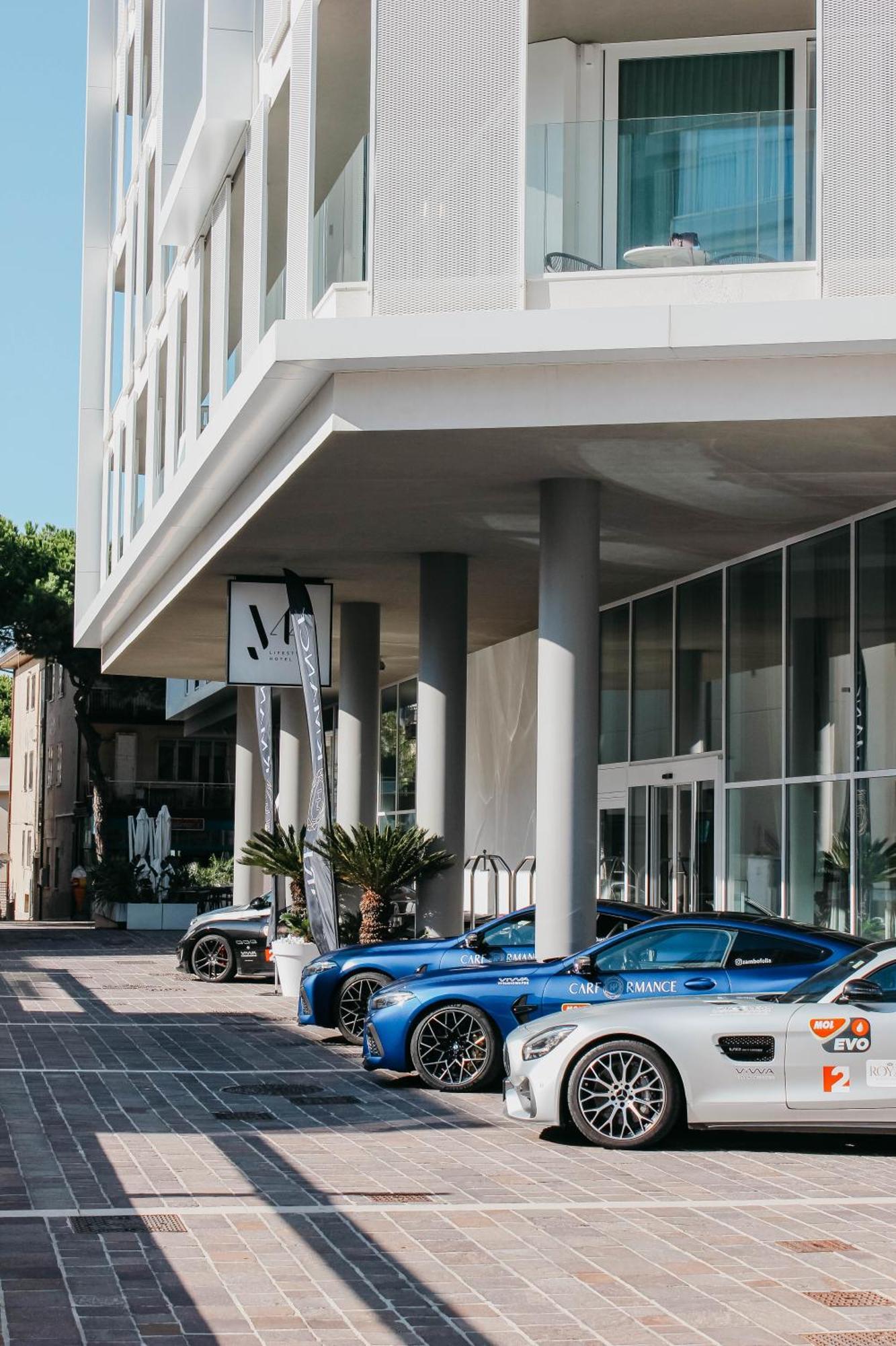 J44 Lifestyle Hotel Lido di Jesolo Esterno foto The entrance of the hotel